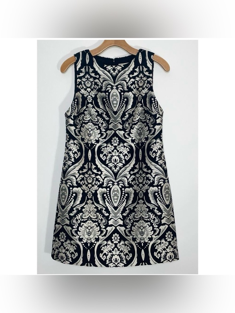 Alice + Olivia Clyde Sheath Dress - Size 4 - Damask Jacquard w/ Subtle Sheen. EE